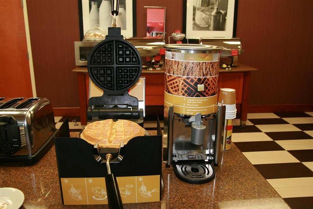 Hotel Hampton By Hilton Reynosa Zona Industrial Restaurant photo